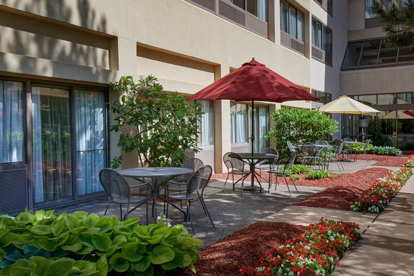 Detroit Livonia Marriott at Laurel Park Place — photo 1